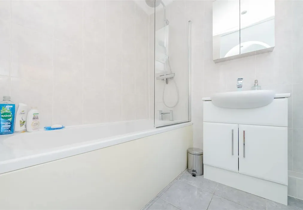 Bathroom - New Road, South Darenth, Kent - Wards of Kent