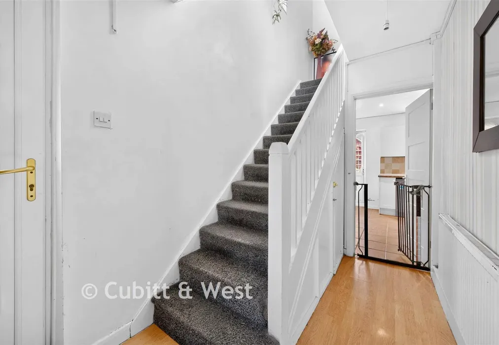 Entrance Hall - Barnfield Avenue, Mitcham, Surrey - Wards of Kent
