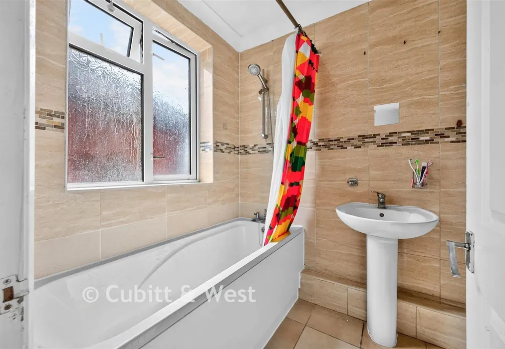 Bathroom - Barnfield Avenue, Mitcham, Surrey - Wards of Kent