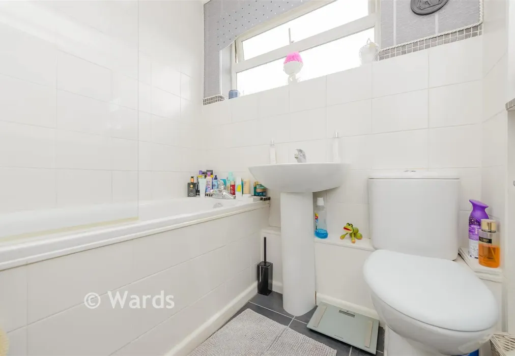 Bathroom - Cobsdene, Gravesend, Kent - Wards of Kent
