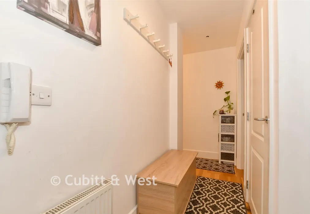 Hallway - Croydon Road, Caterham, Surrey - Wards of Kent