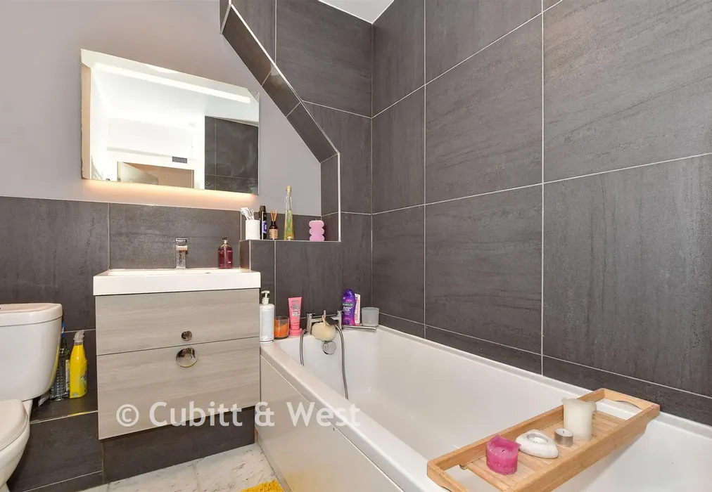 Bathroom - Croydon Road, Caterham, Surrey - Wards of Kent