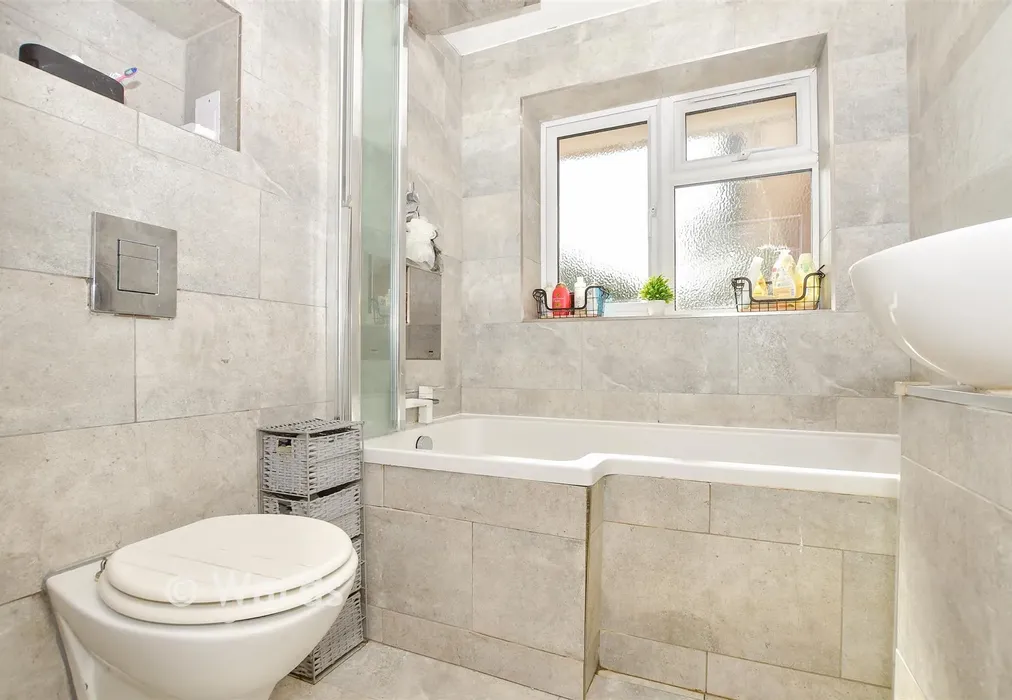 Bathroom - Swallow Road, Larkfield, Kent - Wards of Kent