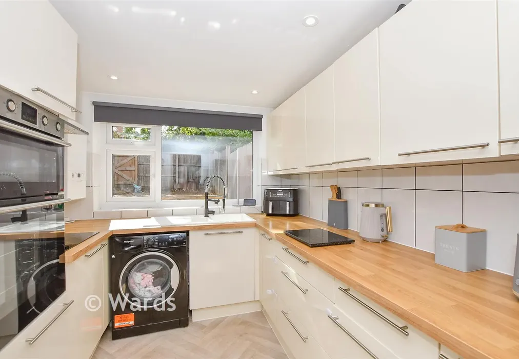 Kitchen - Swallow Road, Larkfield, Kent - Wards of Kent