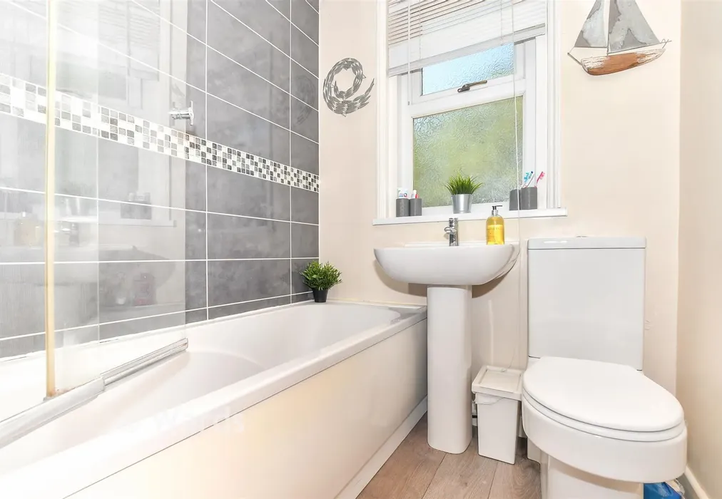 Bathroom - Stanley Road, Folkestone, Kent - Wards of Kent