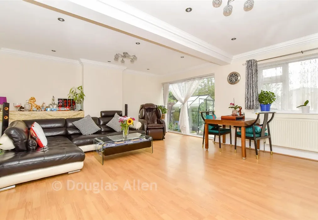 Lounge - High Meadows, Chigwell, Essex - Wards of Kent