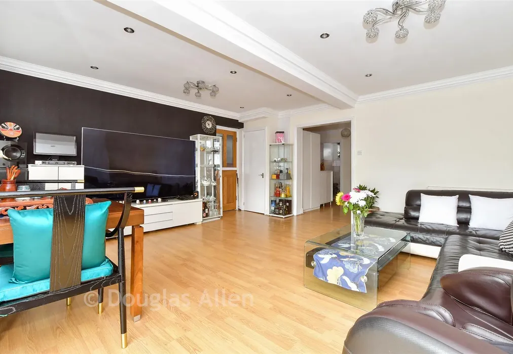 Lounge - High Meadows, Chigwell, Essex - Wards of Kent