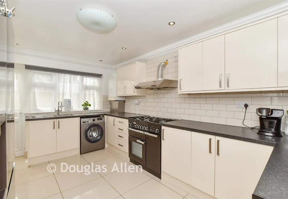 Kitchen - High Meadows, Chigwell, Essex - Wards of Kent