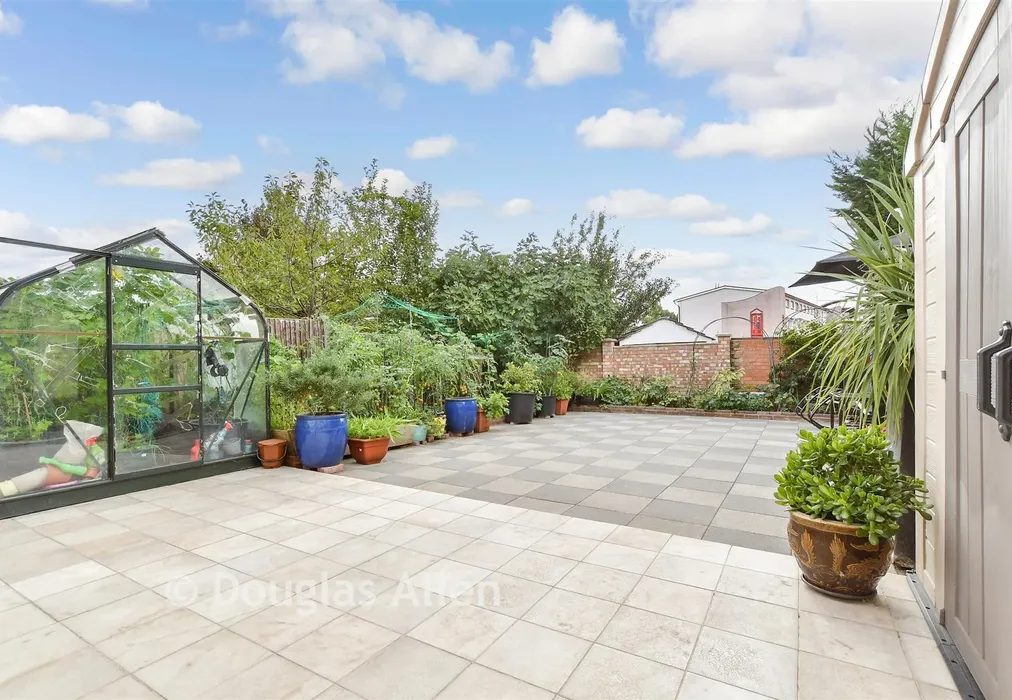 Rear Garden - High Meadows, Chigwell, Essex - Wards of Kent