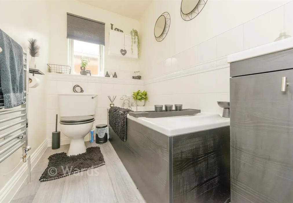 Bathroom - Mackintosh Close, High Halstow, Kent - Wards of Kent