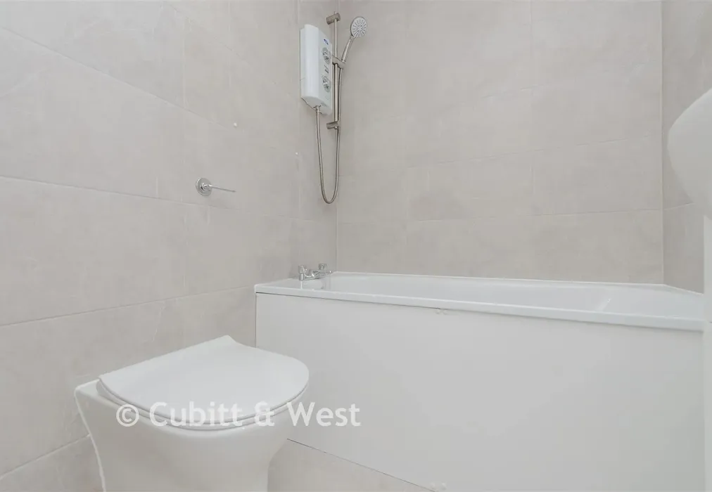 Bathroom - Turnpike Lane, London, Surrey - Wards of Kent