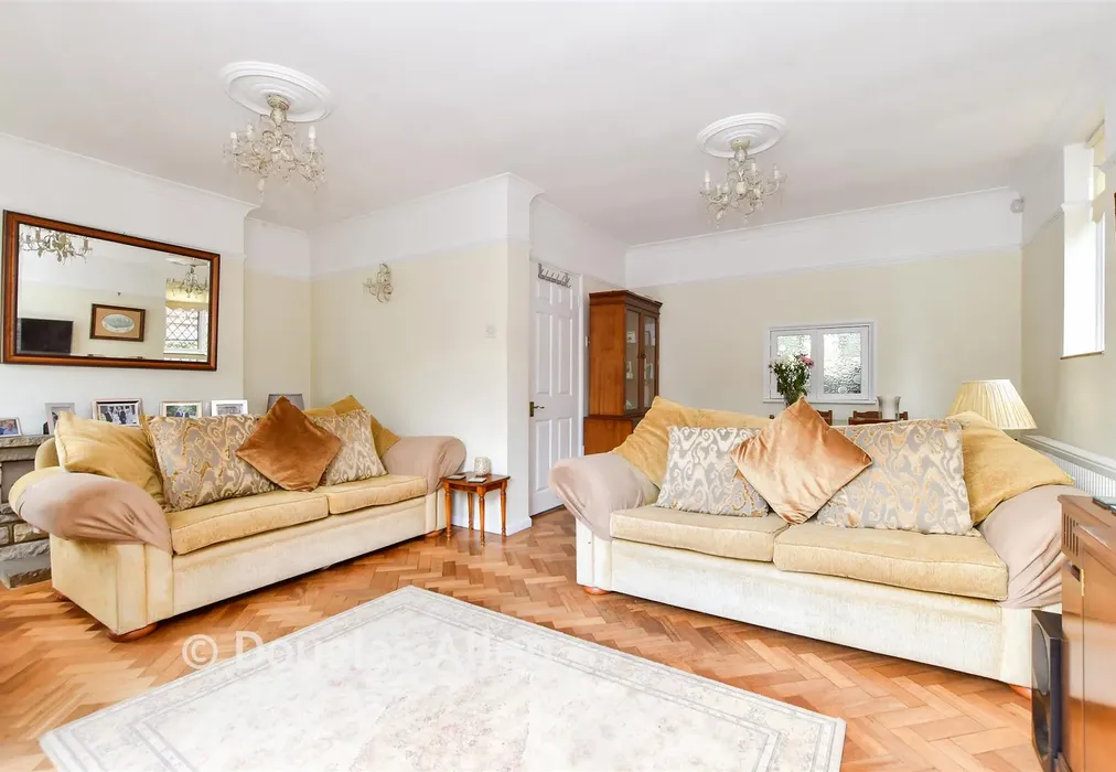 Lounge/Diner - Marjorams Avenue, Loughton, Essex - Wards of Kent