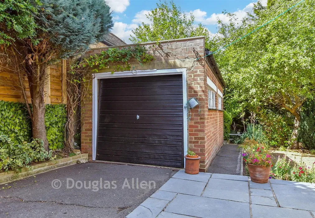 Garage - Marjorams Avenue, Loughton, Essex - Wards of Kent