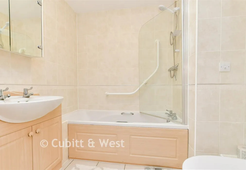 Bathroom - Queen Street, Arundel, West Sussex - Wards of Kent