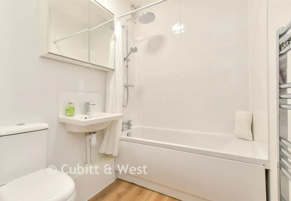 Bathroom - Grand Avenue, Worthing, West Sussex - Wards of Kent