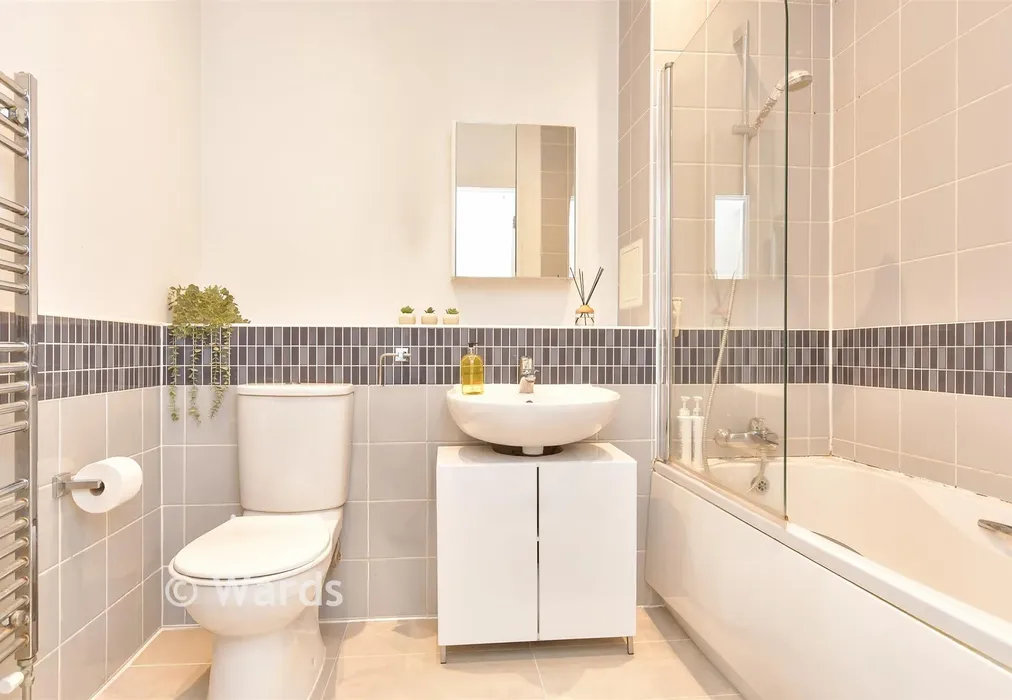 Bathroom - Penpool Lane, Welling, Kent - Wards of Kent
