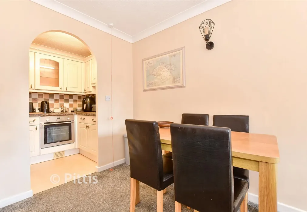 *Lounge/ Dining Area - Crocker Street, Newport, Isle of Wight - Wards of Kent