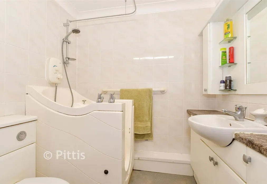 Bathroom - Crocker Street, Newport, Isle of Wight - Wards of Kent