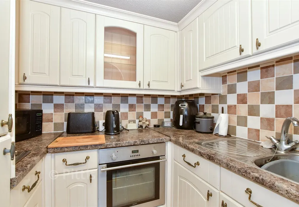 Kitchen - Crocker Street, Newport, Isle of Wight - Wards of Kent