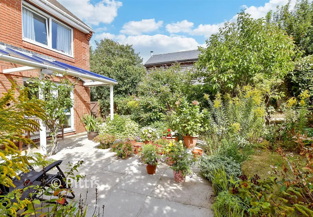 Communal Gardens - Crocker Street, Newport, Isle of Wight - Wards of Kent
