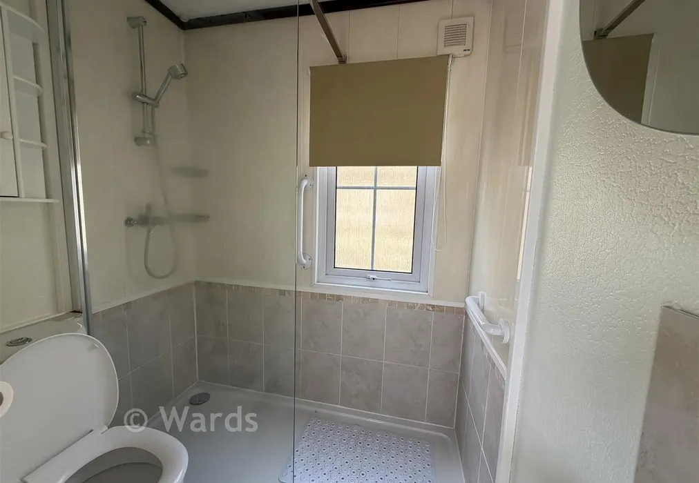 Shower Room - Riverside Park, Farleigh Bridge, East Farleigh, Kent - Wards of Kent