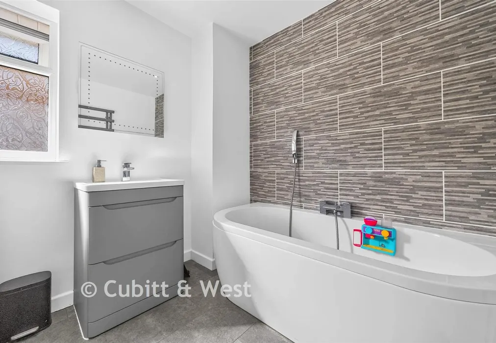 Bathroom - Hulbert Road, Havant, Hampshire - Wards of Kent