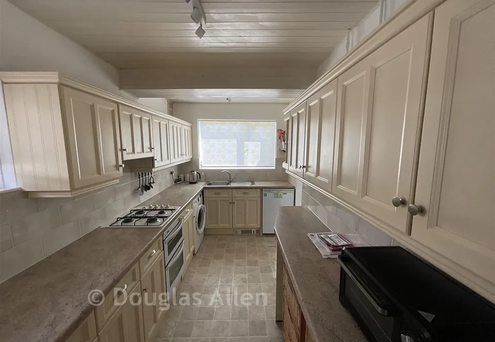 Kitchen - Warescot Road, Brentwood, Essex - Wards of Kent