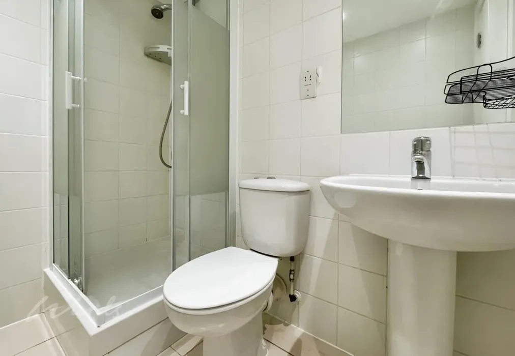 en-suite - Medway Wharf Road Tonbridge TN9 - Wards of Kent