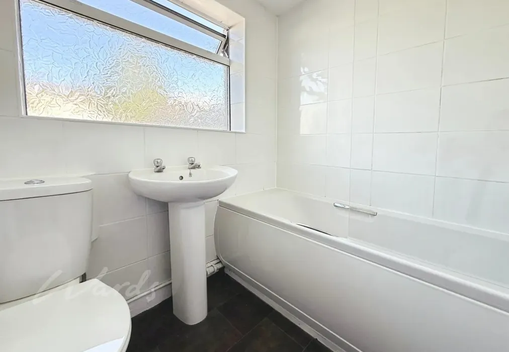 Bathroom - St. Vincent's Road Dartford DA1 - Wards of Kent