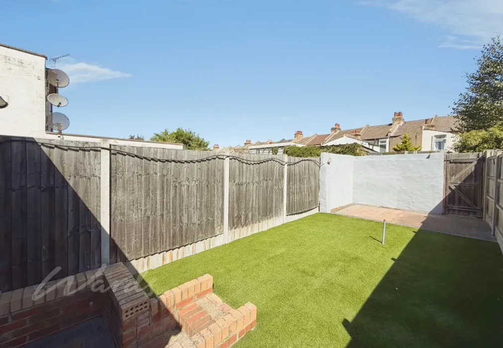 Garden.. - St. Vincent's Road Dartford DA1 - Wards of Kent