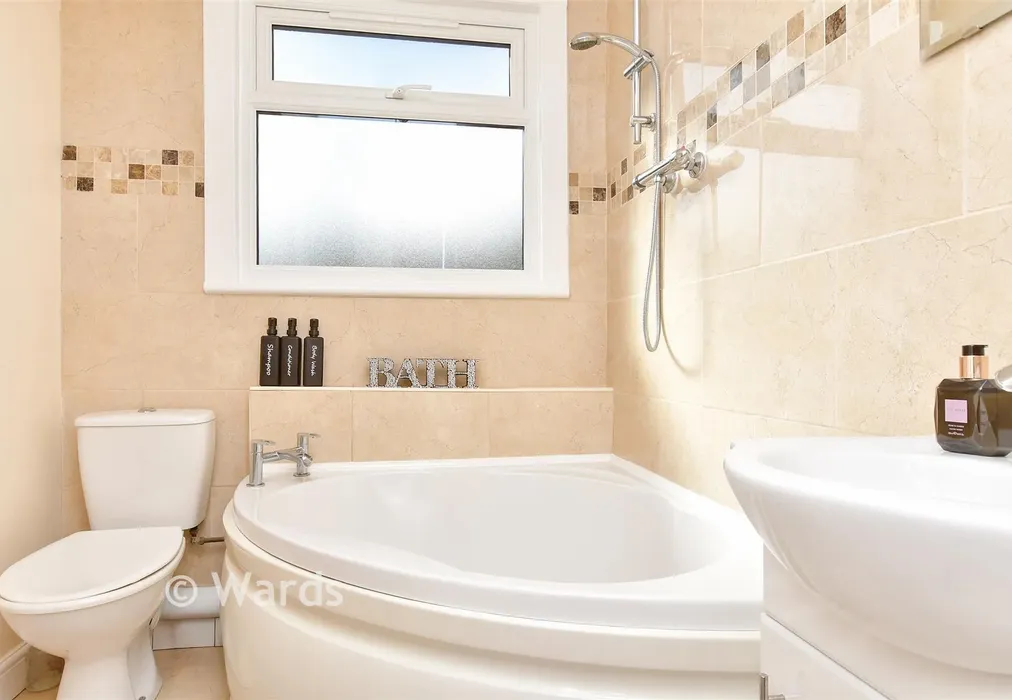 Bathroom - Pagitt Street, Chatham, Kent - Wards of Kent