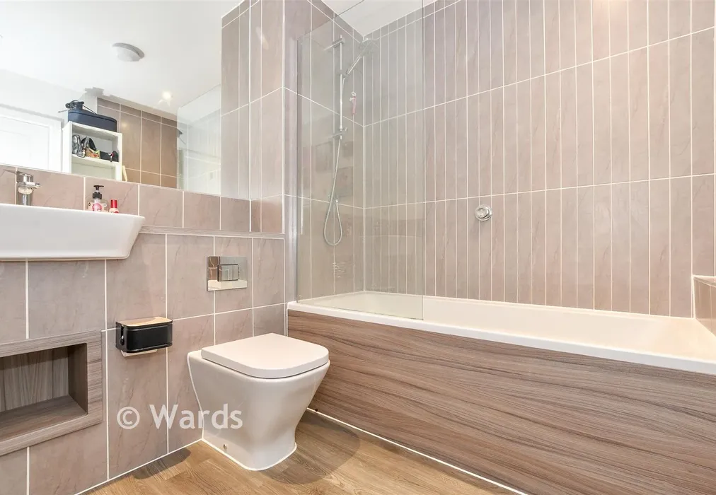 Bathroom - Serpentine Road, Faversham, Kent - Wards of Kent
