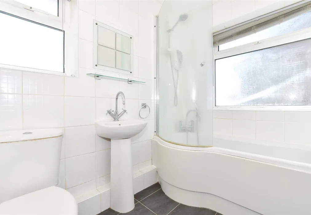 Bathroom - Wilberforce Road, Coxheath, Maidstone, Kent - Wards of Kent