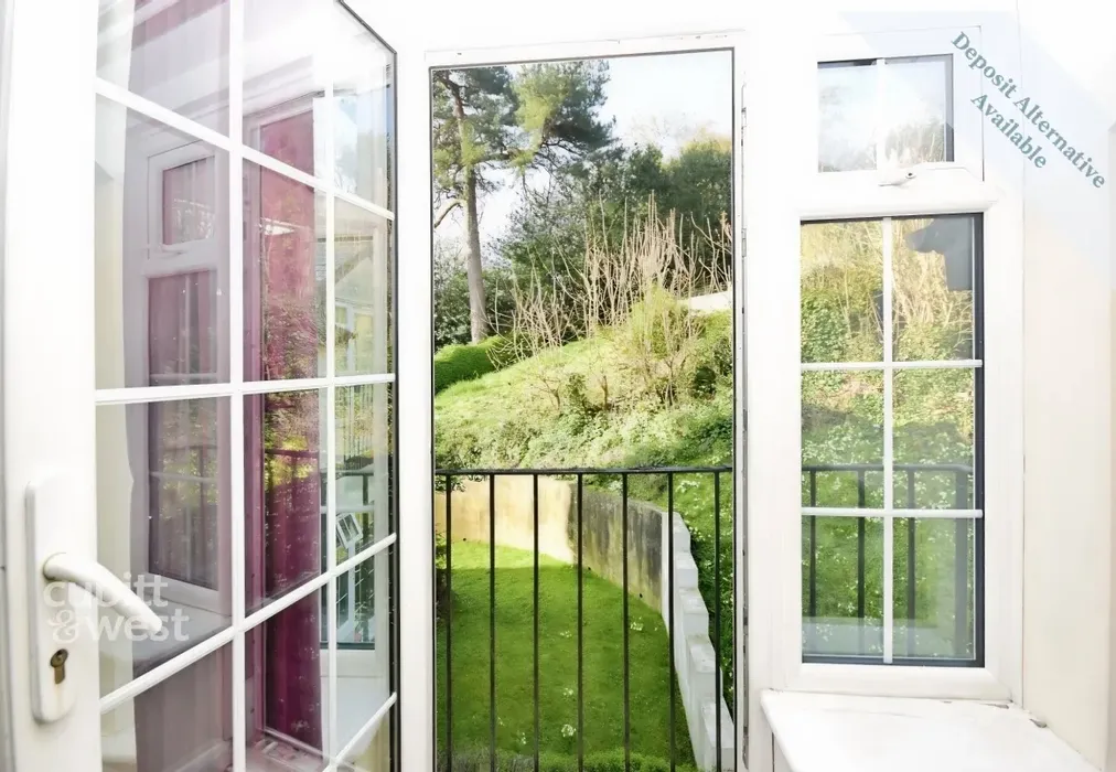 Balcony - Coach House Mews Mill Street RH1 - Wards of Kent