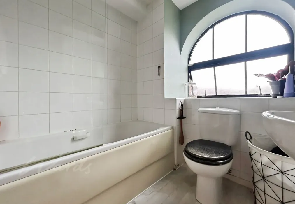 bathroom - Whitefriars Wharf Tonbridge TN9 - Wards of Kent