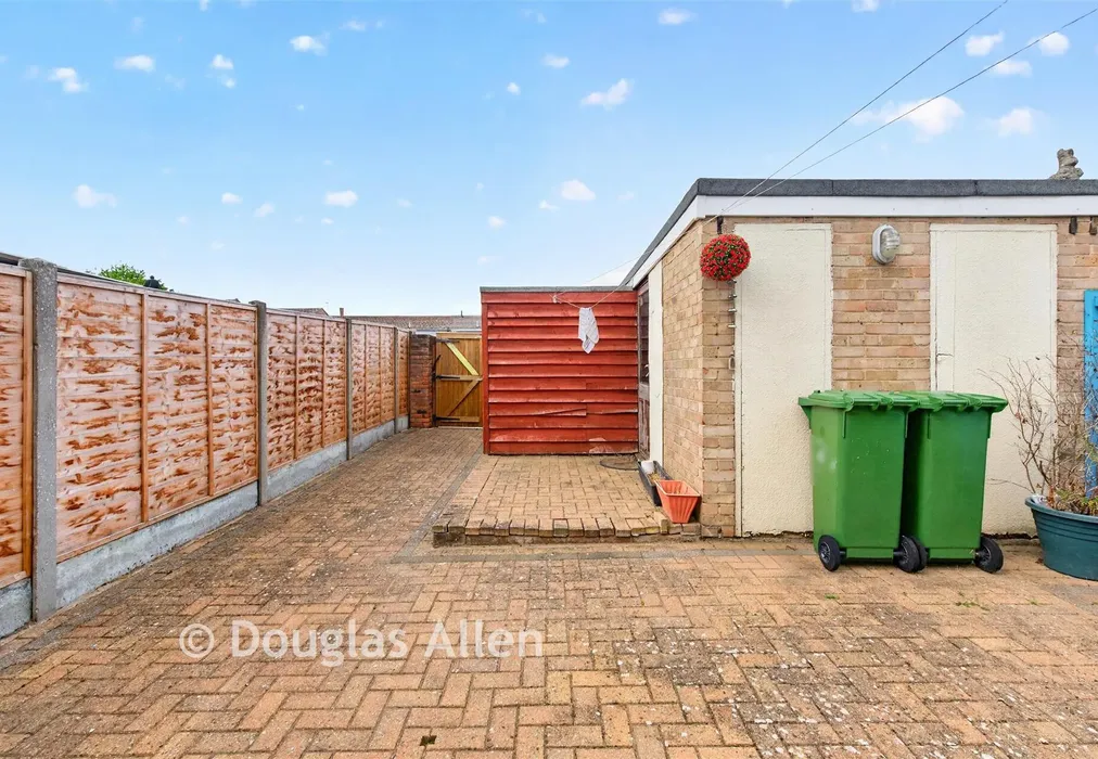 Rear Garden - The Willows, Basildon, Essex - Wards of Kent