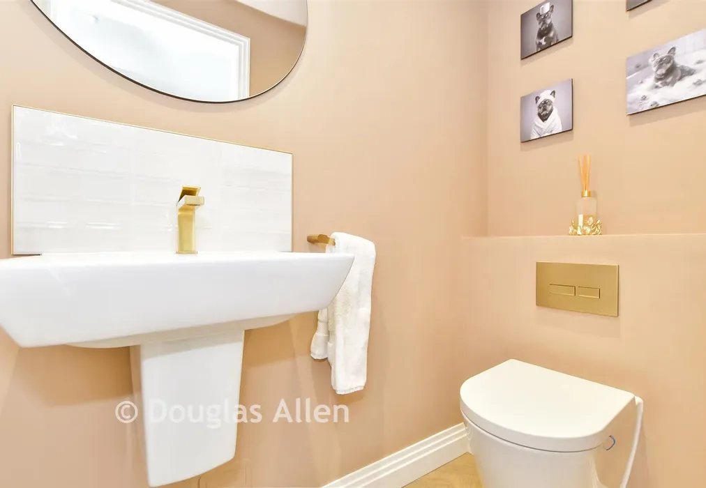 Cloakroom - Billericay Road, Herongate, Essex - Wards of Kent