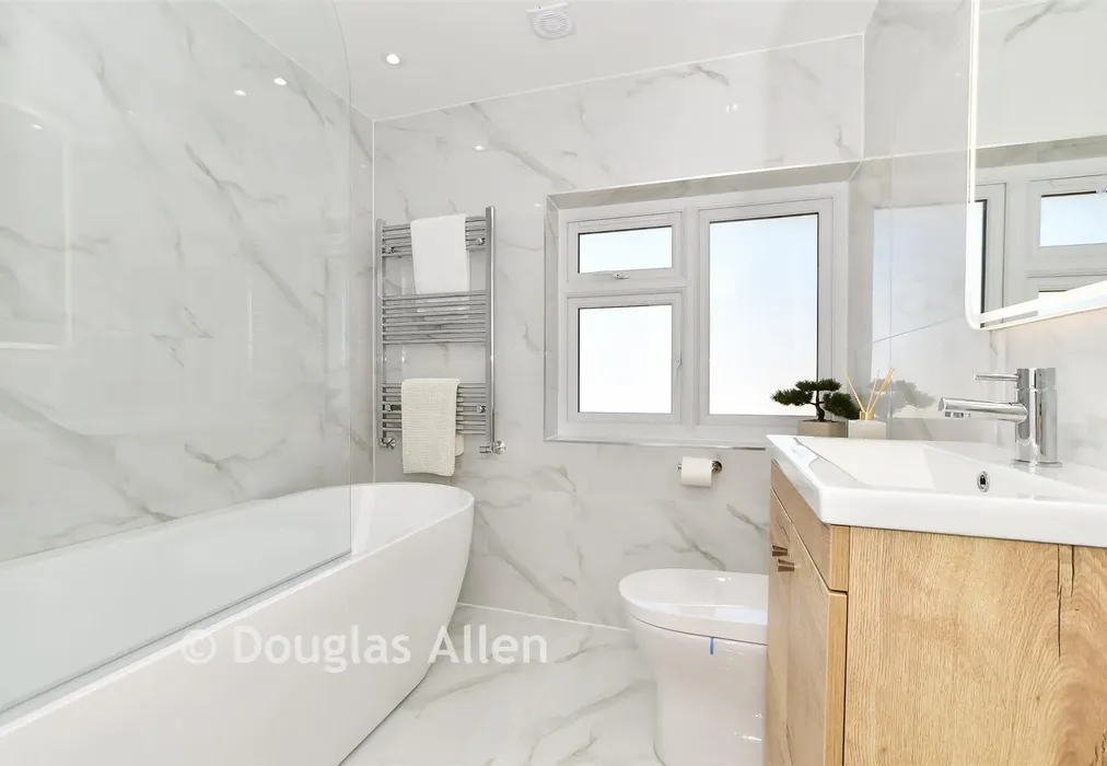 Bathroom - Billericay Road, Herongate, Essex - Wards of Kent