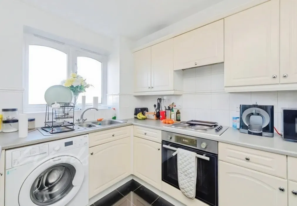 Kitchen - Dunlop Close Dartford DA1 - Wards of Kent