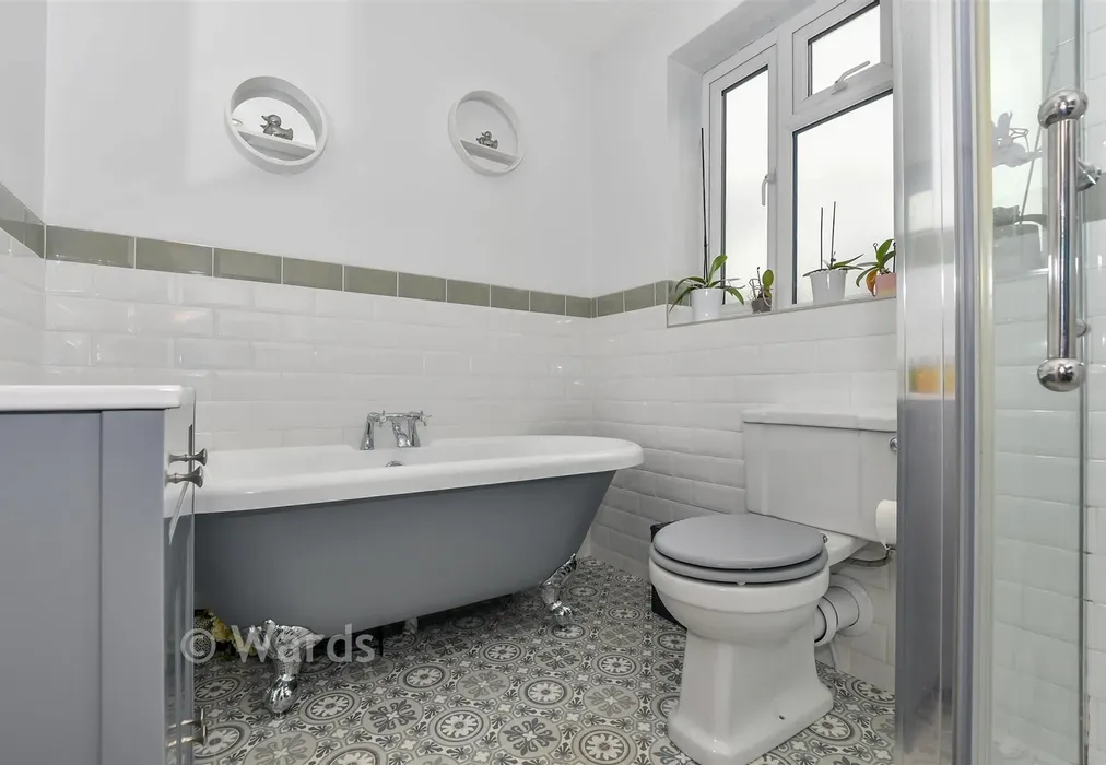 Bathroom - Cooper Road, Snodland, Kent - Wards of Kent