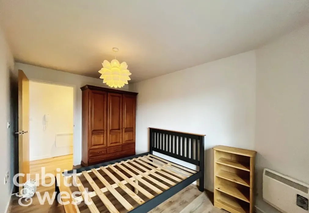  - AVAILABLE WITH NO DEPOSIT Mermaid House Cross Street PO1 - Wards of Kent