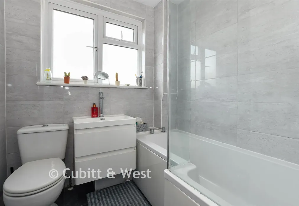 Bathroom - Poynes Road, Horley, Surrey - Wards of Kent