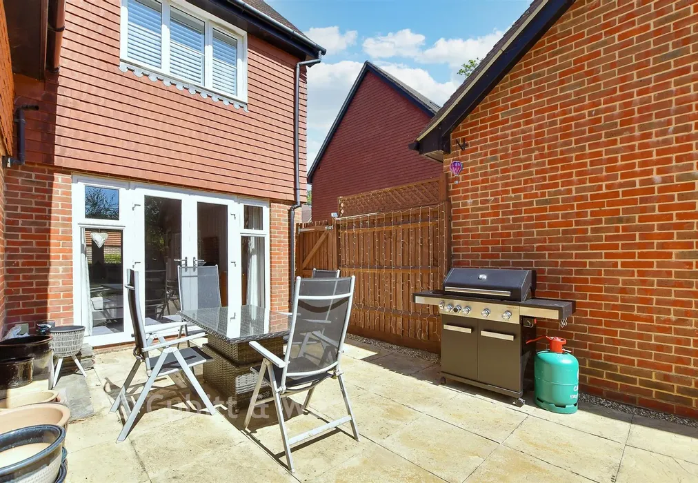 Rear Garden - Wychwood Place, Crawley Down, Crawley, West Sussex - Wards of Kent