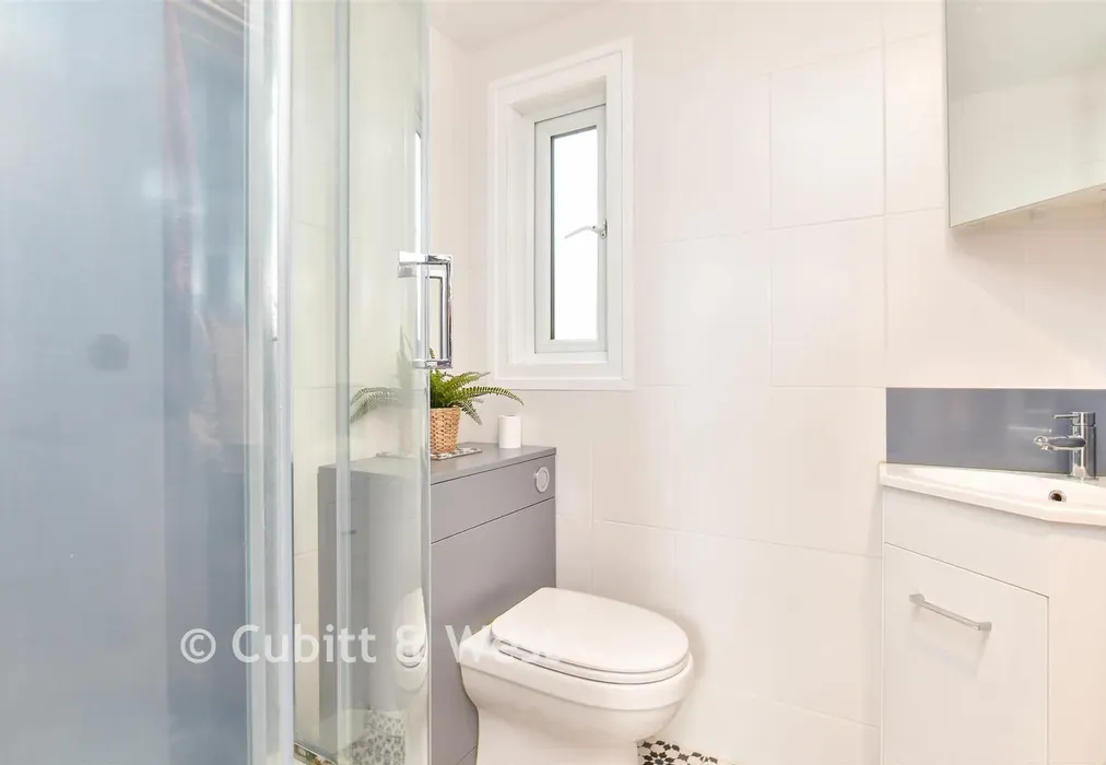 Shower Room - Martens Field, Rodmell, Lewes, East Sussex - Wards of Kent