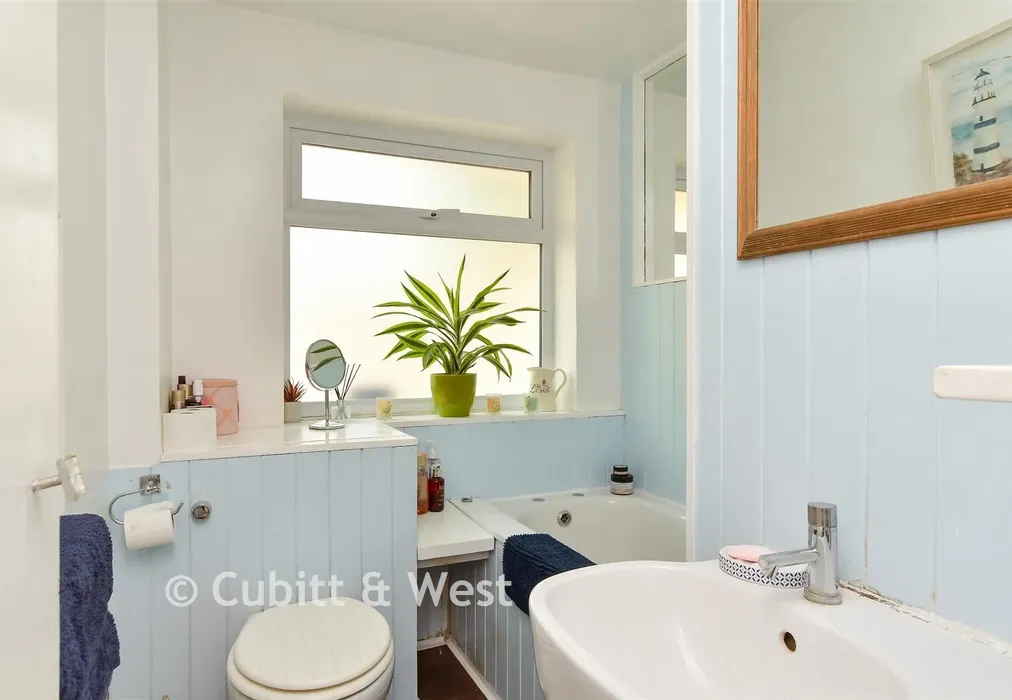 Bathroom - Martens Field, Rodmell, Lewes, East Sussex - Wards of Kent