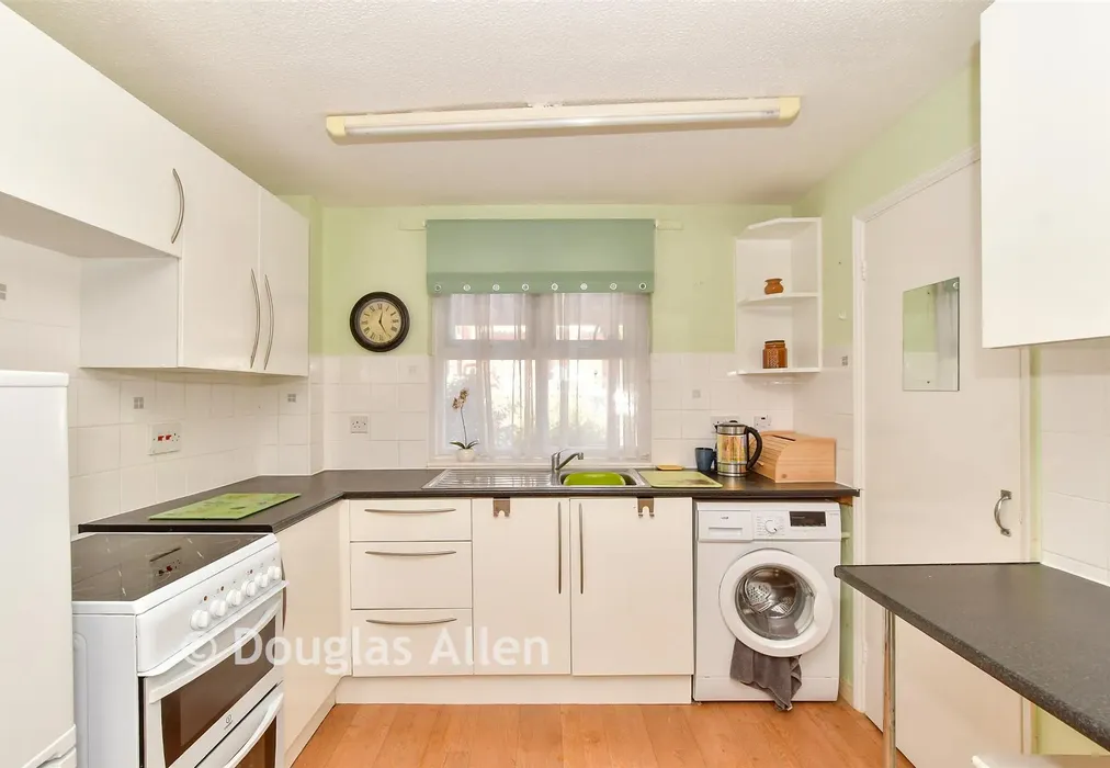 Kitchen - Bridgecote Lane, Basildon, Essex - Wards of Kent