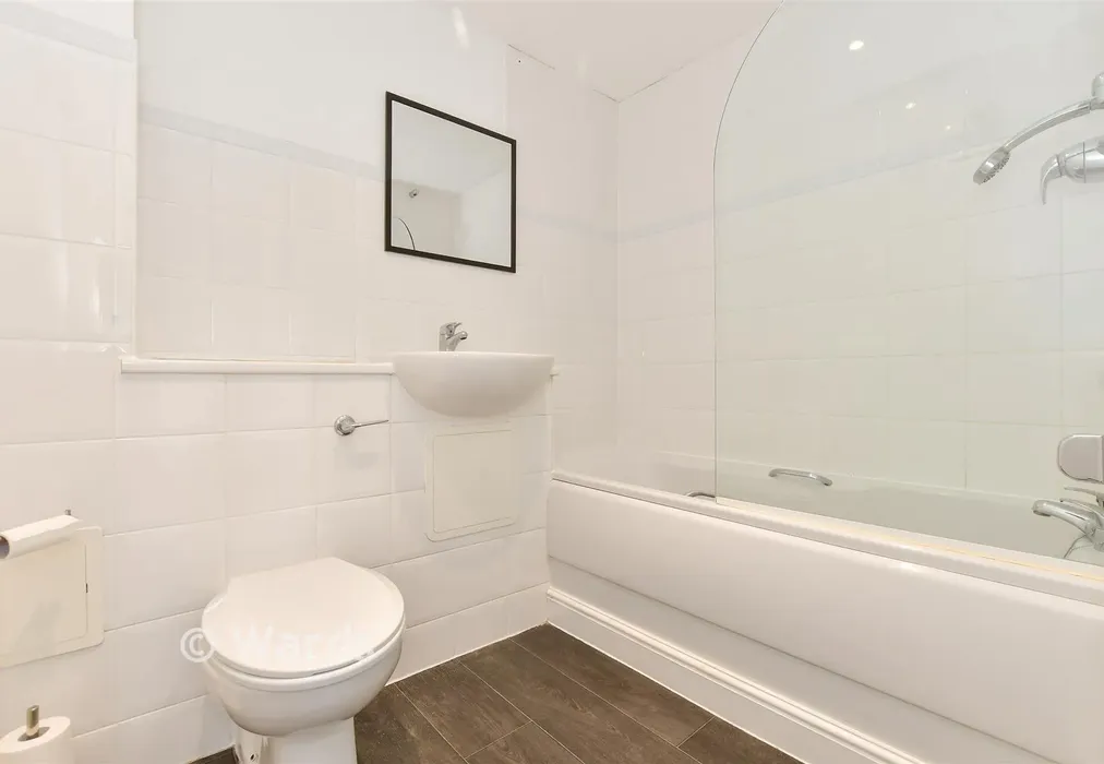 Bathroom - Bingley Court, Canterbury, Kent - Wards of Kent