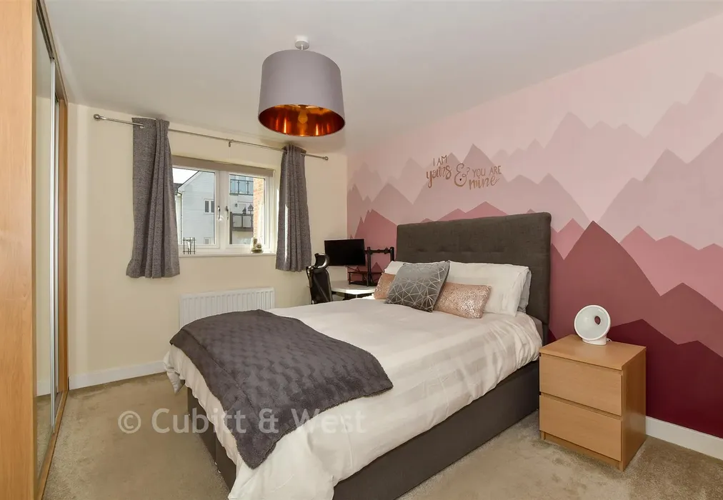 Bedroom 1 - Bricklayer Lane, Faygate, Horsham, West Sussex - Wards of Kent