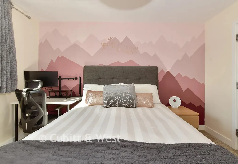 Bedroom 1 - Bricklayer Lane, Faygate, Horsham, West Sussex - Wards of Kent
