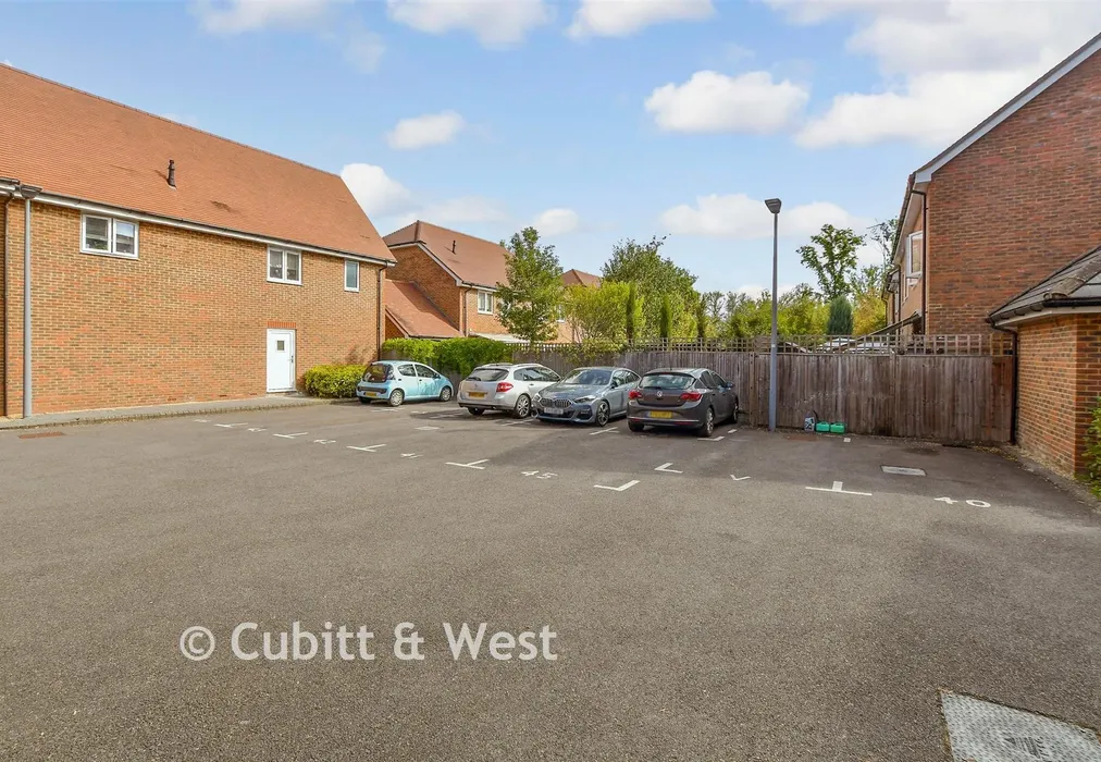 Driveway/Parking - Bricklayer Lane, Faygate, Horsham, West Sussex - Wards of Kent